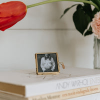 Voormeeld van het mini fotolijstje met daarin een zwartwit foto van een zwangere vrouw