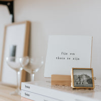 Sfeerbeeld van diverse producten van het Nederlandse merk Ik pak je in, met onder andere het mini fotolijstje.