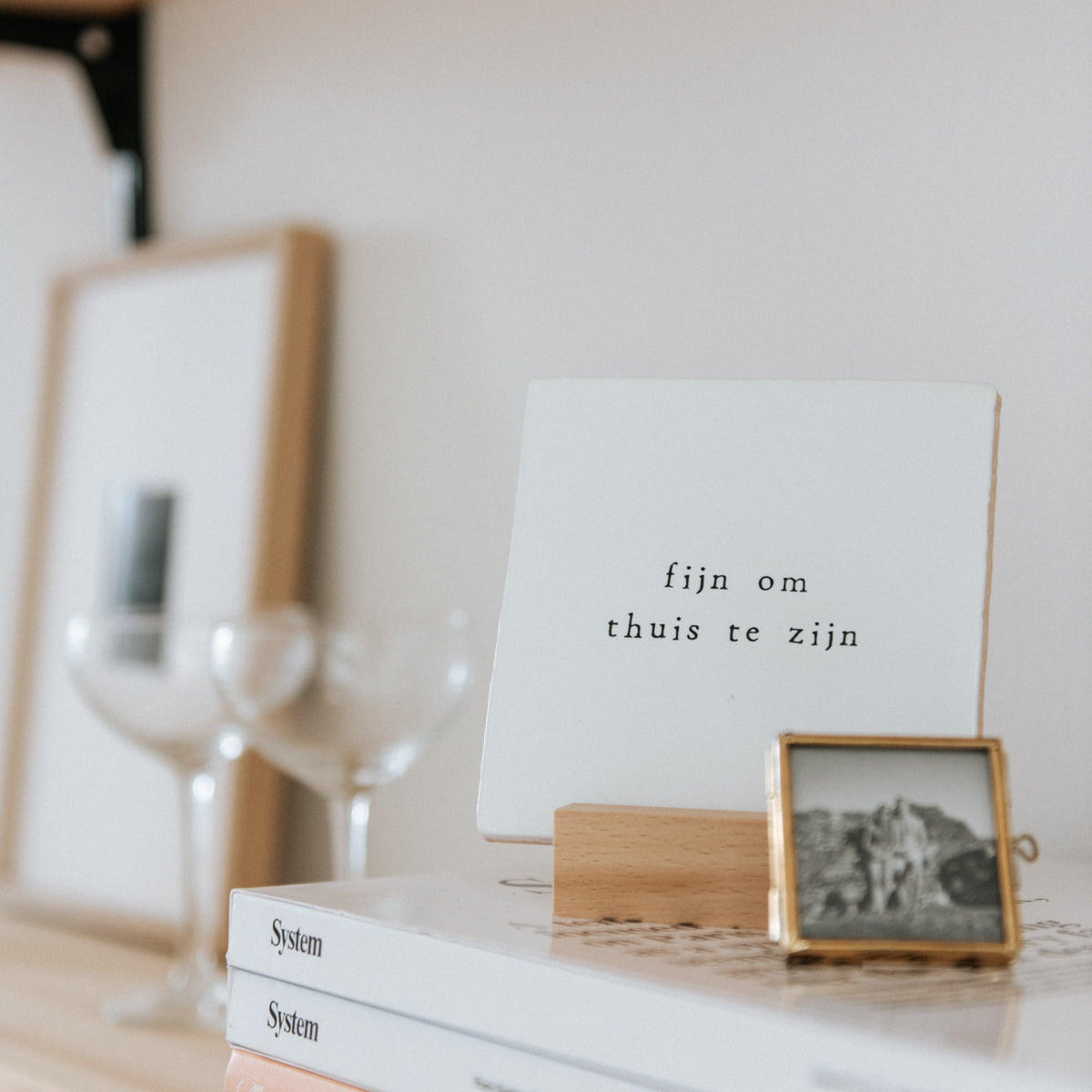 Sfeerbeeld van diverse producten van het Nederlandse merk Ik pak je in, met onder andere het mini fotolijstje.