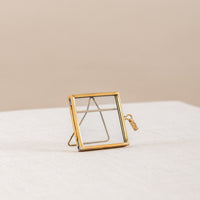 Mini fotolijstje, goudkleur met standaard. Handgemaakt in India en daarmee 100% uniek.