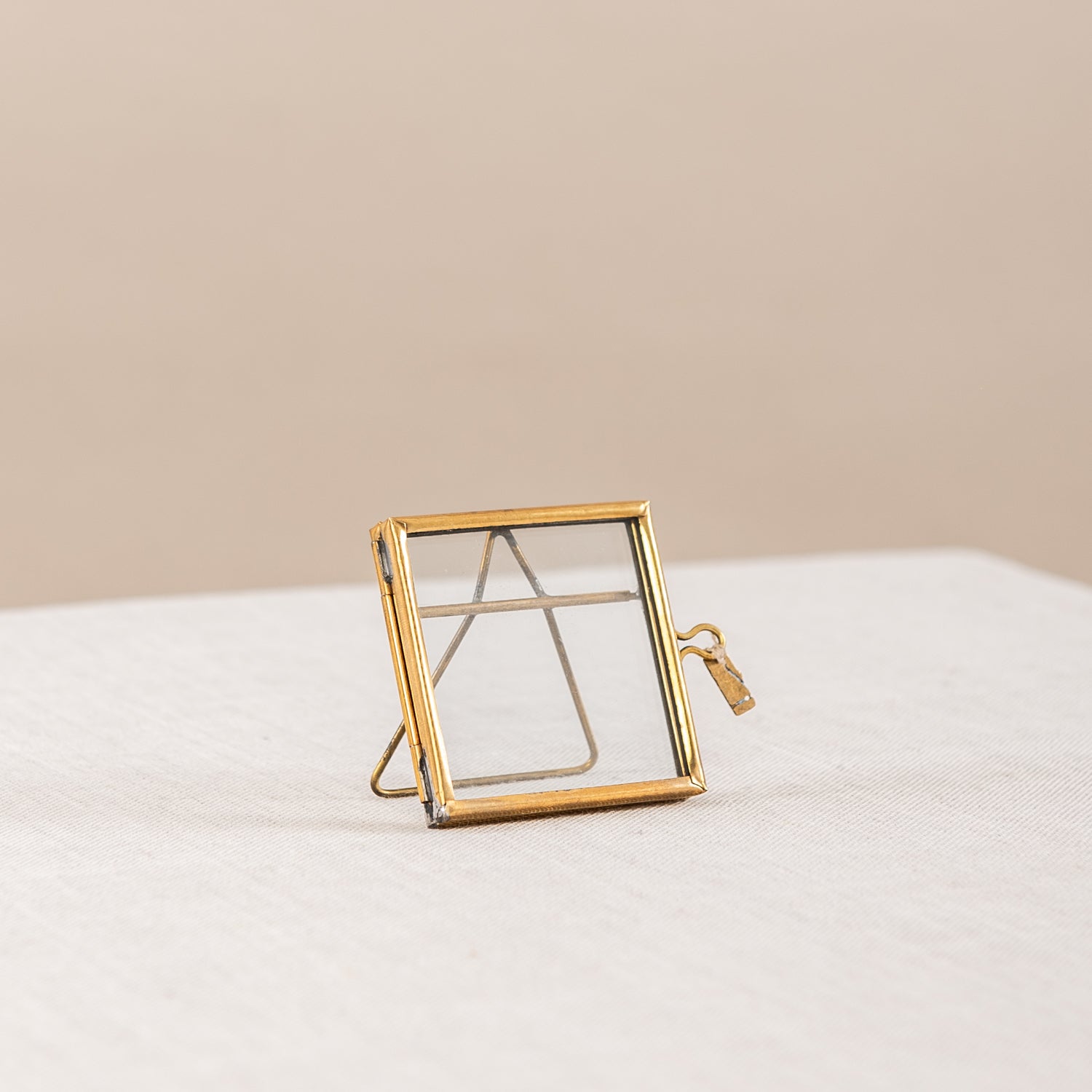 Mini fotolijstje, goudkleur met standaard. Handgemaakt in India en daarmee 100% uniek.