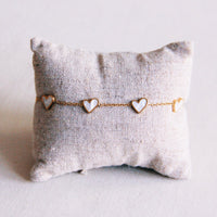 Gouden armband met parelmoer hartjes | Stainless steel