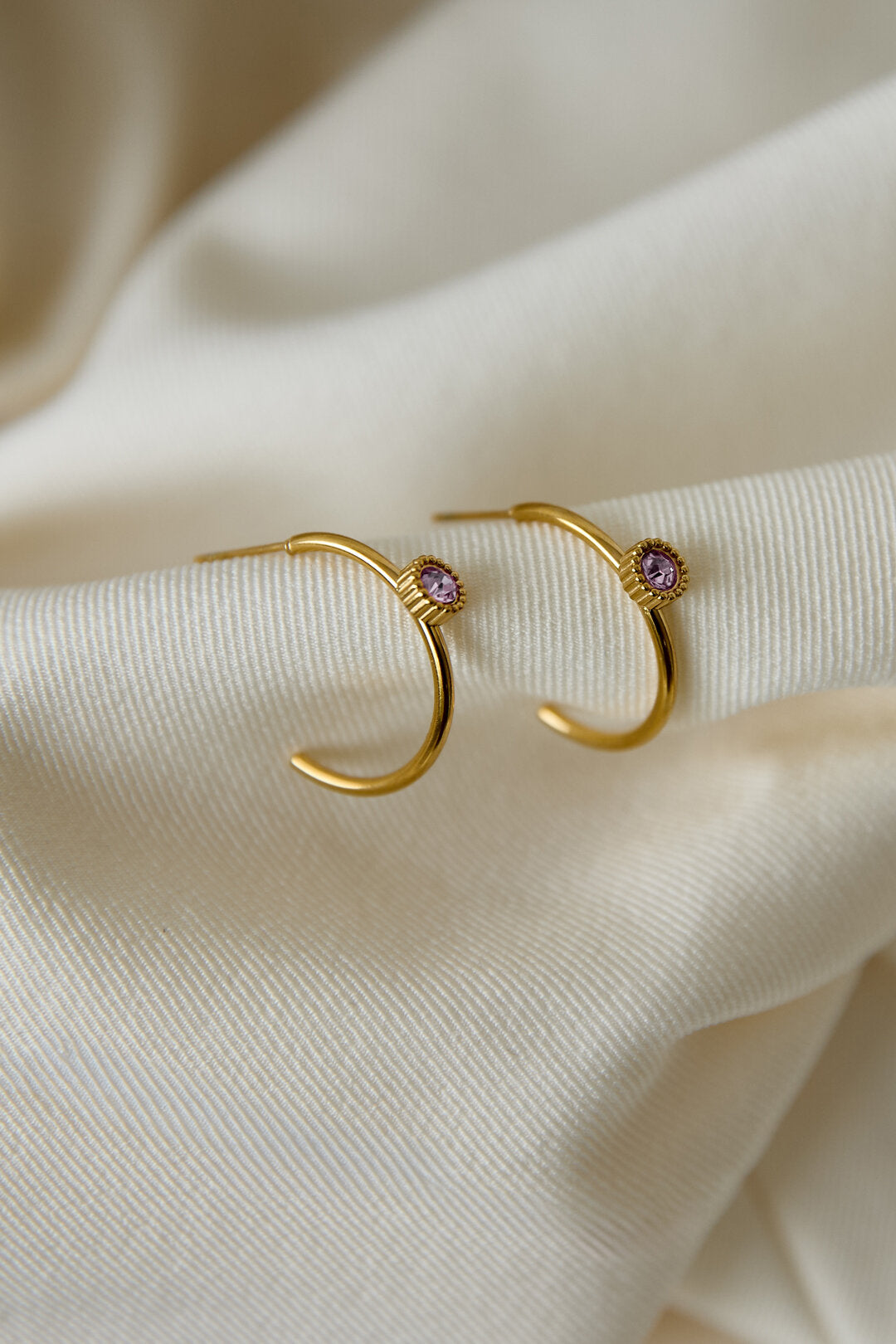 Hoop earrings with round stone