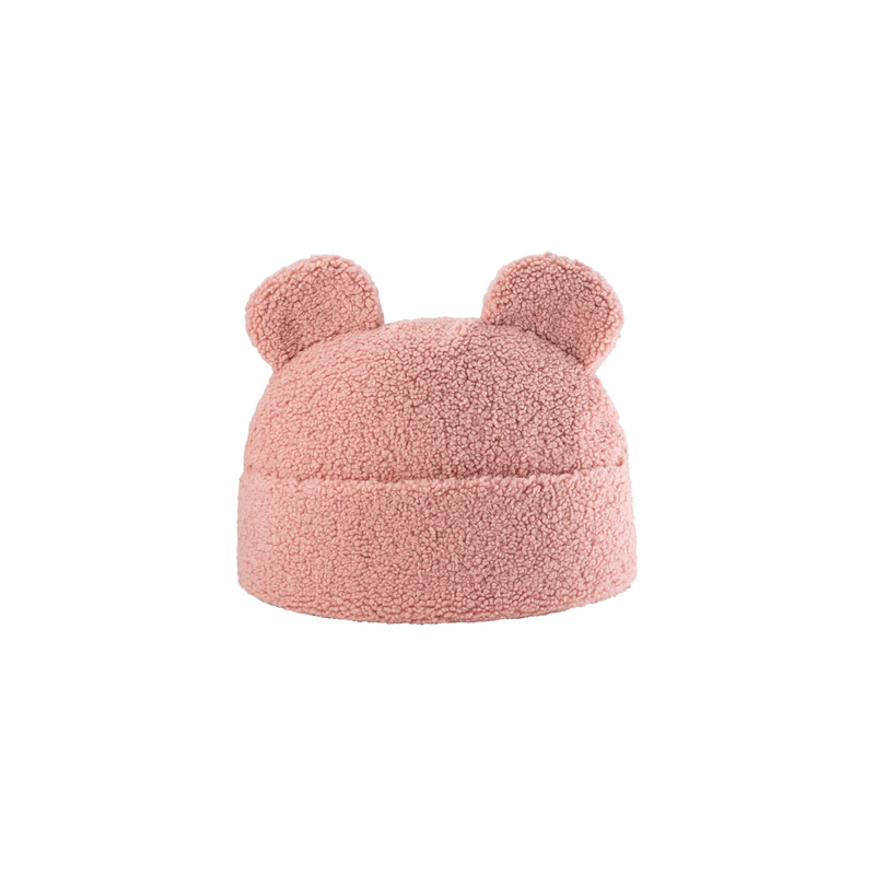 Studiofoto van het Wigiwama beervormige sierkussen in zachtroze guava pink – een schattig, functioneel accessoire voor de kinderkamer, met zachte oortjes en een vakje aan de voorzijde. Veilig dankzij OEKO-TEX® gecertificeerde stof.