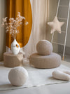 Sfeervolle kinderspeelruimte met het zachte teddy sierkussen in biscuit kleur, gecombineerd met neutrale tinten en natuurlijke decoratie. Het ster kussen, de poef, het krukje zijn ook van Wigiwama uit dezelfde serie.