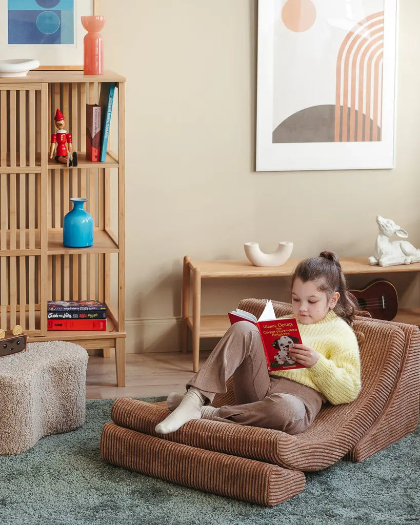 Hoe lekker onderuitgezakt kun je een boekje lezen in deze heerlijke kinder loungestoel van toffee bruine ribstof. Heerlijk zacht en comfortabel