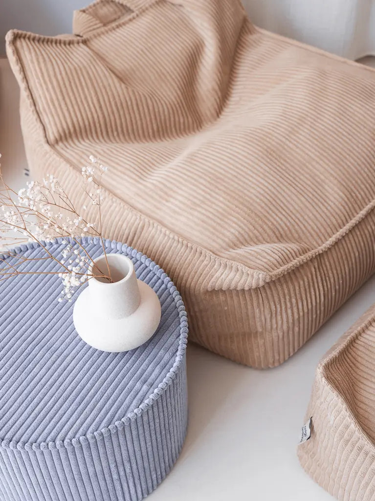 Wigiwama Brown Sugar zitzak gecombineerd met blauwe ribstof poef, complete lounge set voor de kinderkamer