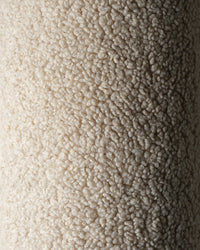 Gedetailleerde close-up van de OEKO-TEX® gecertificeerde teddystof in de warme beige kleur biscuit – een natuurlijke tint die rust en zachtheid uitstraalt in de kinderkamer.