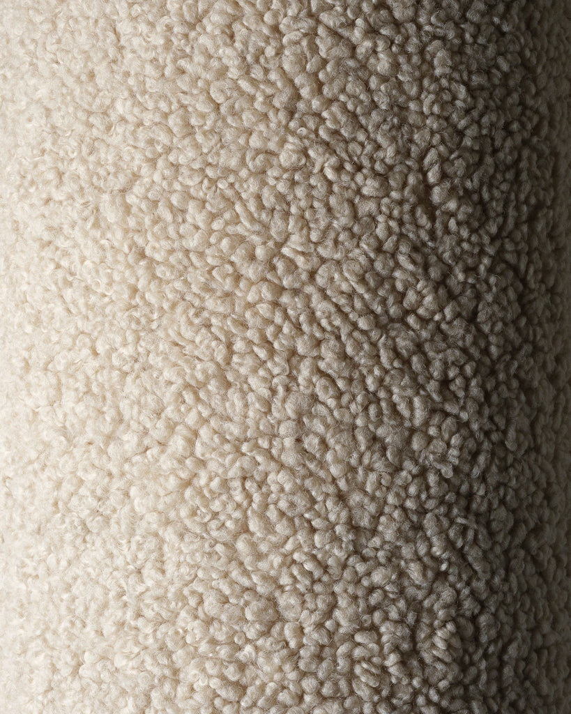 Gedetailleerde close-up van de OEKO-TEX® gecertificeerde teddystof in de warme beige kleur biscuit – een natuurlijke tint die rust en zachtheid uitstraalt in de kinderkamer.