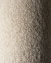 Detailweergave van OEKO-TEX® gecertificeerde teddystof in biscuit – een warme beige tint – gebruikt voor het stervormige Wigiwama sierkussen, zacht én kindvriendelijk.