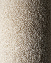 Detailweergave van OEKO-TEX® gecertificeerde teddystof in biscuit – een warme beige tint – gebruikt voor het stervormige Wigiwama sierkussen, zacht én kindvriendelijk.