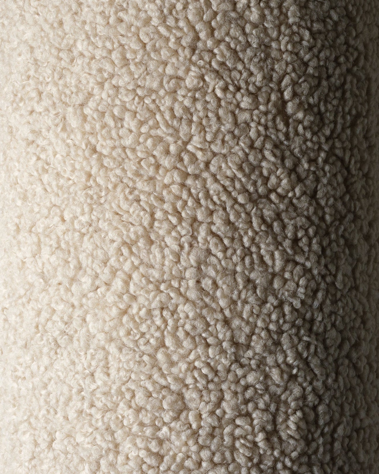 Detailweergave van OEKO-TEX® gecertificeerde teddystof in biscuit – een warme beige tint – gebruikt voor het stervormige Wigiwama sierkussen, zacht én kindvriendelijk.