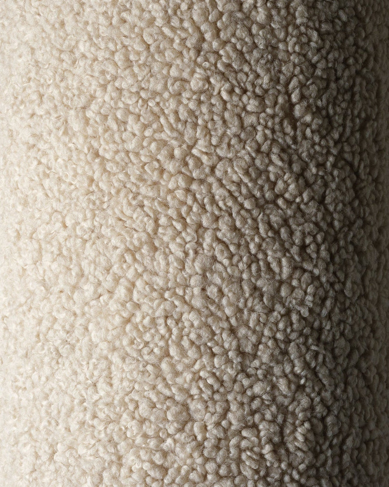 Detailweergave van OEKO-TEX® gecertificeerde teddystof in biscuit – een warme beige tint – gebruikt voor het stervormige Wigiwama sierkussen, zacht én kindvriendelijk.