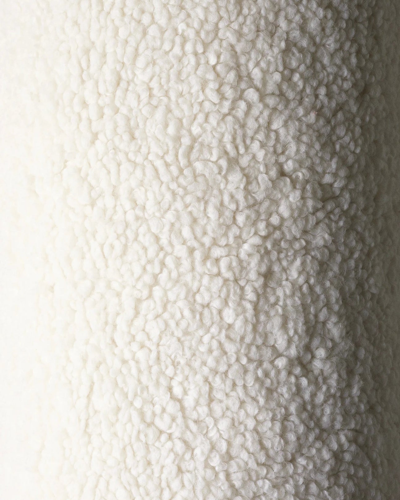 Gedetailleerde close-up van de OEKO-TEX® gecertificeerde teddystof in de kleur cream – een warme, elegante wit/offwhite tint die rust en zachtheid toevoegt aan elk kinderkamerinterieur.
