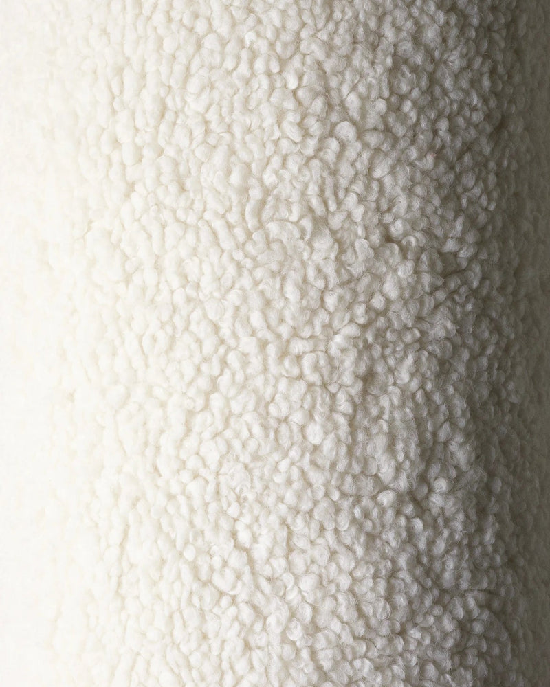 Gedetailleerde close-up van de OEKO-TEX® gecertificeerde teddystof in de kleur cream – een warme, elegante wit/offwhite tint die rust en zachtheid toevoegt aan elk kinderkamerinterieur.