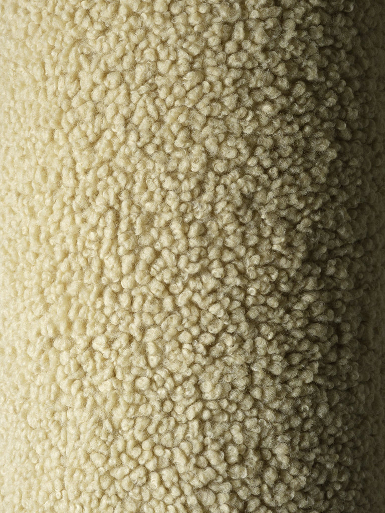 Een detailopname van de OEKO-TEX® gecertificeerde teddystof in matcha – een zachte, naturelle groentint die warmte en rust uitstraalt in elke kinderkamer of speelhoek.