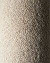 Gedetailleerde close-up van de zachte OEKO-TEX® teddystof van het beige sierkussen. De rijke textuur benadrukt het knusse, huidvriendelijke materiaal – perfect voor kinderen en duurzaam voor het milieu.