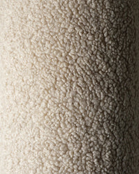 Gedetailleerde close-up van de zachte OEKO-TEX® teddystof van het beige sierkussen. De rijke textuur benadrukt het knusse, huidvriendelijke materiaal – perfect voor kinderen en duurzaam voor het milieu.
