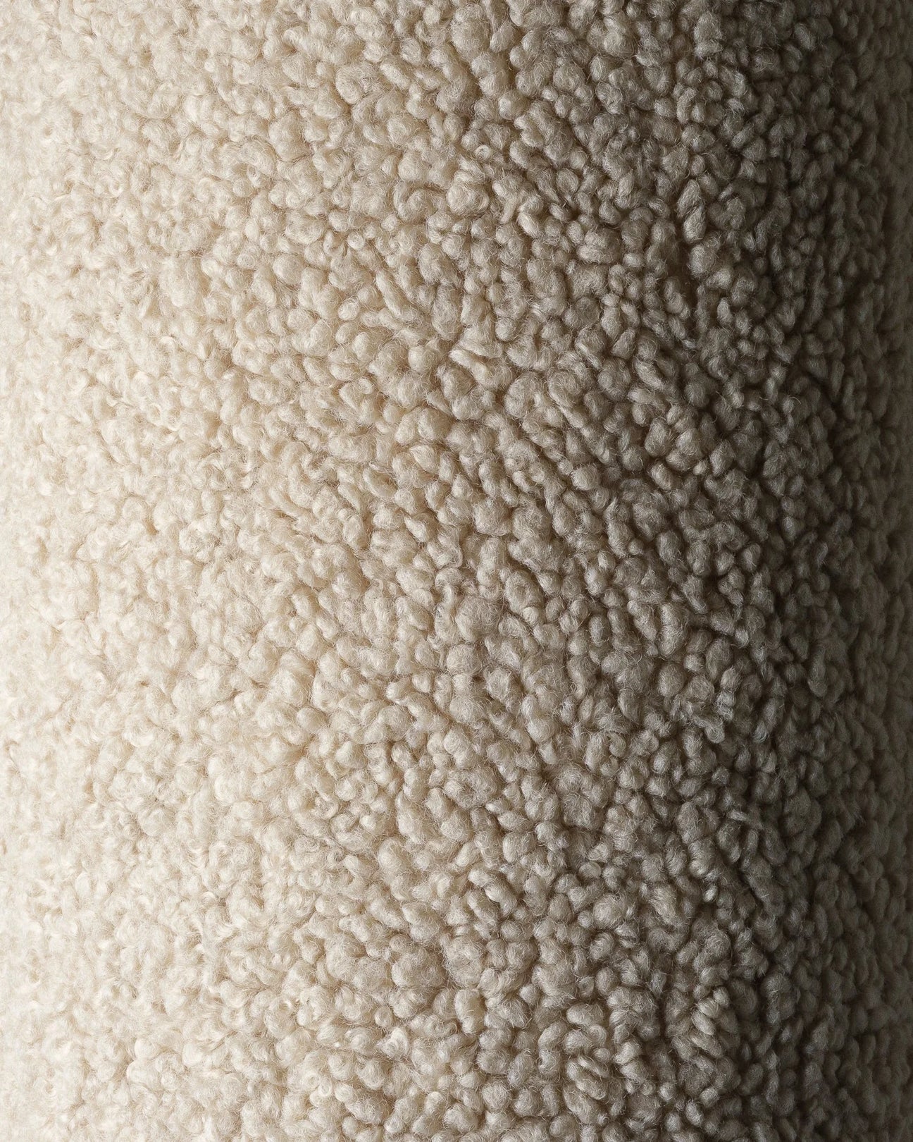 Gedetailleerde close-up van de zachte OEKO-TEX® teddystof van het beige sierkussen. De rijke textuur benadrukt het knusse, huidvriendelijke materiaal – perfect voor kinderen en duurzaam voor het milieu.