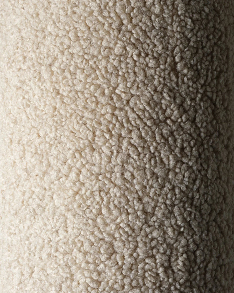 Gedetailleerde close-up van de zachte OEKO-TEX® teddystof van het beige sierkussen. De rijke textuur benadrukt het knusse, huidvriendelijke materiaal – perfect voor kinderen en duurzaam voor het milieu.