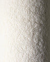 Detail van de zachte OEKO-TEX® gecertificeerde teddystof van het Wigiwama stervormige sierkussen in cream wit kleur.