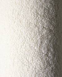 Detail van de zachte OEKO-TEX® gecertificeerde teddystof van het Wigiwama stervormige sierkussen in cream wit kleur.