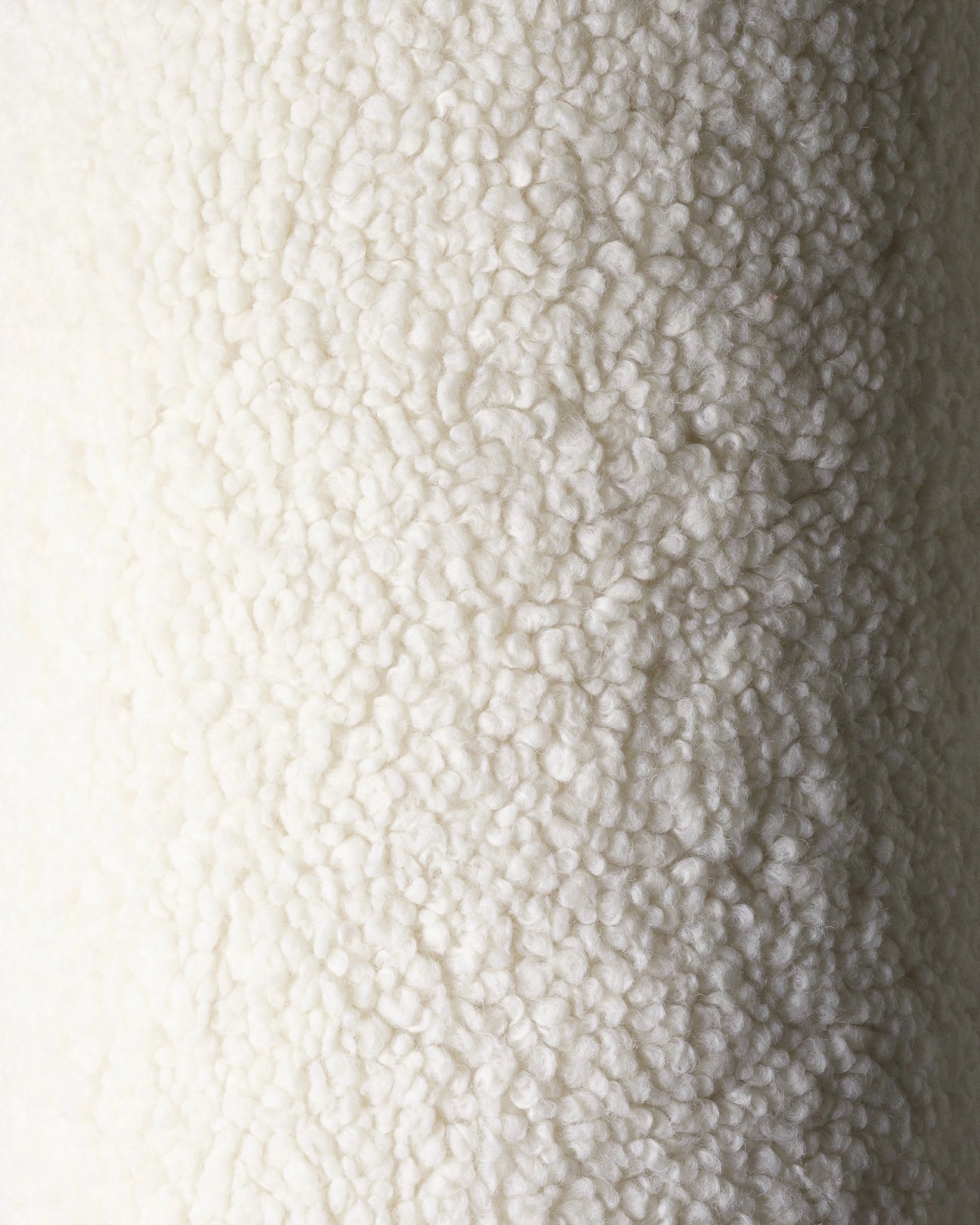 Detail van de zachte OEKO-TEX® gecertificeerde teddystof van het Wigiwama stervormige sierkussen in cream wit kleur.