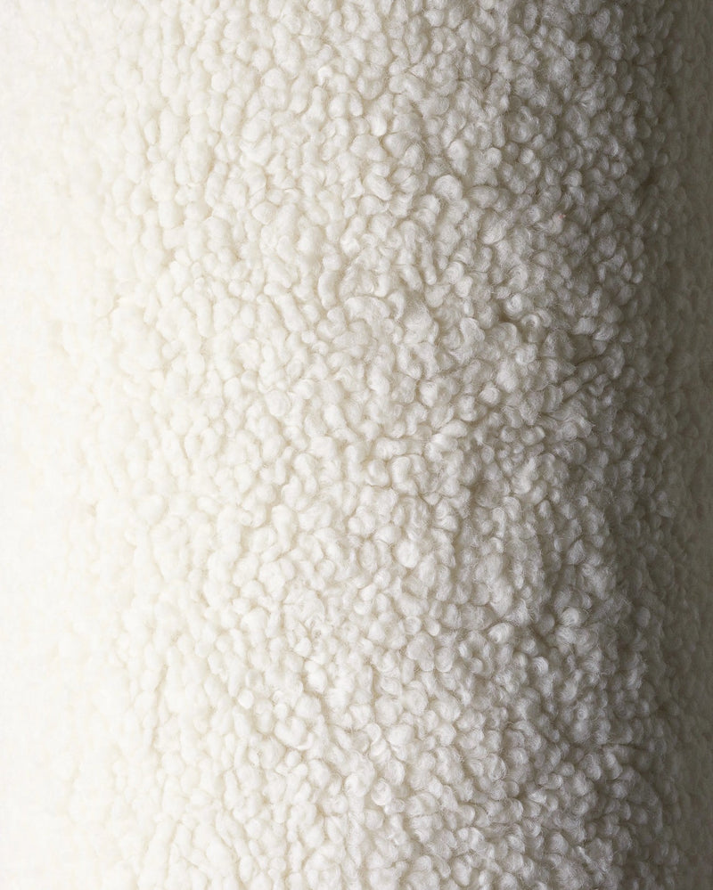 Detail van de zachte OEKO-TEX® gecertificeerde teddystof van het Wigiwama stervormige sierkussen in cream wit kleur.