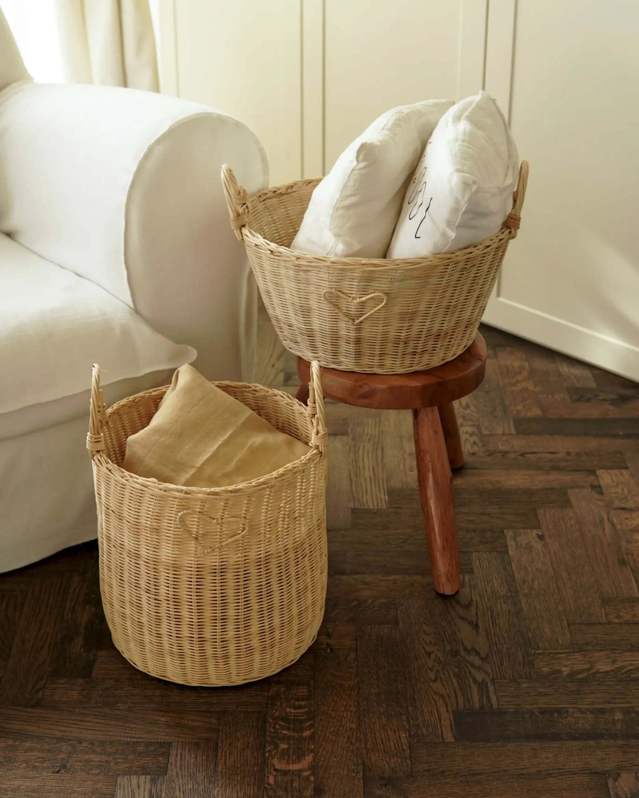 Set van 2 manden, een hoge en late mand. Gevlochten rotan met een hartje. Zo wordt opruimen leuk!