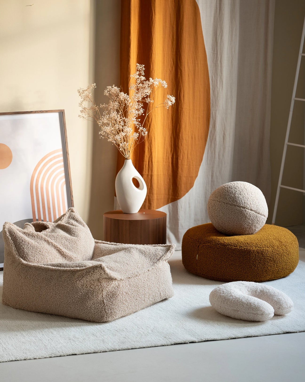 Een stijlvolle speelhoek met warme aardetinten waarin het U-vorm sierkussen in cream wit perfect past bij bijvoorbeeld de zitzak uit dezelfde serie. Het kussen is gemaakt van zachte teddystof en een echte eyecatcher in rustgevende, neutrale kleurtonen.