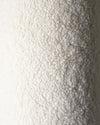 Close-up van de heerlijk zachte OEKO-TEX® gecertificeerde teddystof van het Wigiwama beerkussen in de kleur cream. Perfect voor een knusse, veilige kinderkamer.