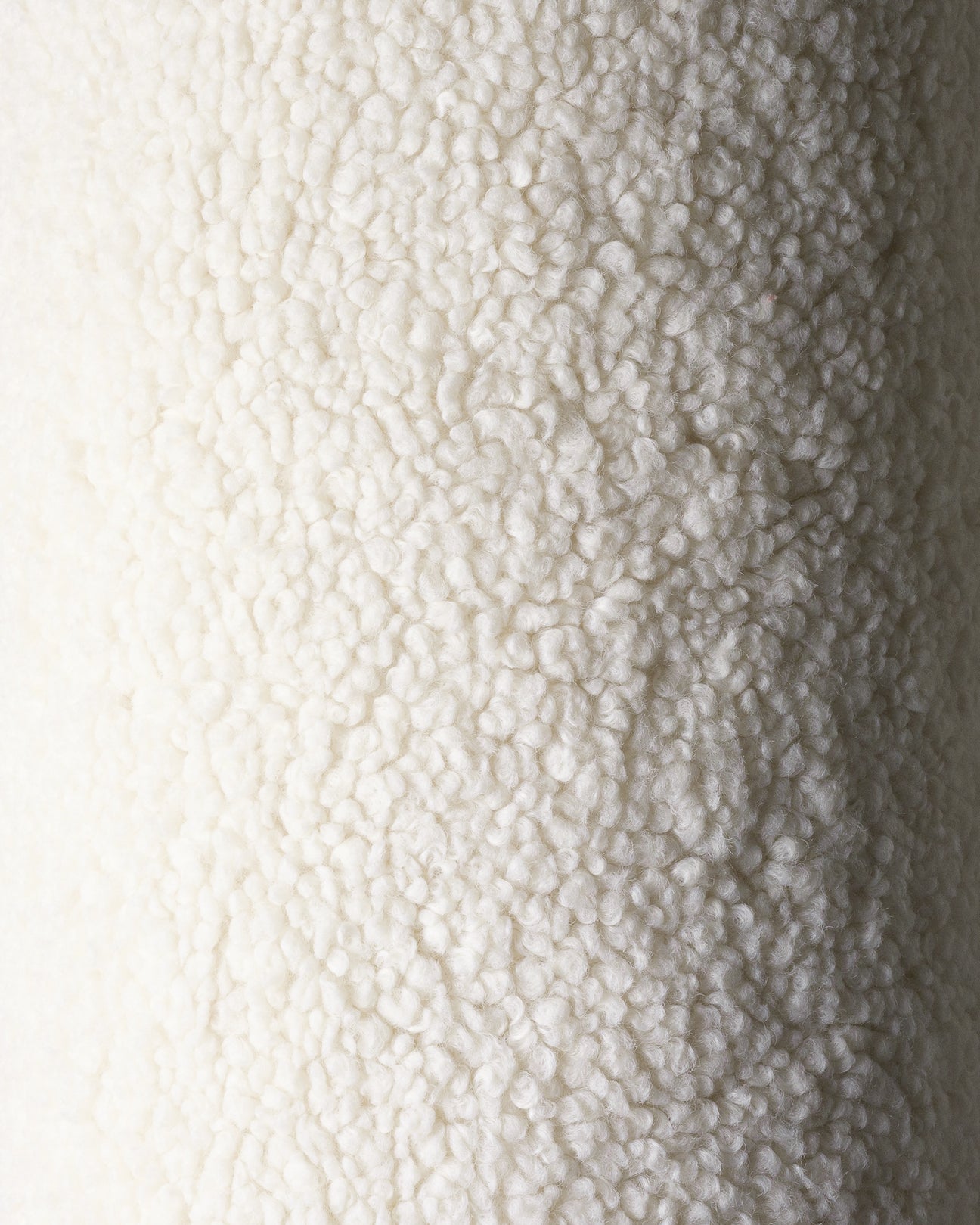 Close-up van de heerlijk zachte OEKO-TEX® gecertificeerde teddystof van het Wigiwama beerkussen in de kleur cream. Perfect voor een knusse, veilige kinderkamer.