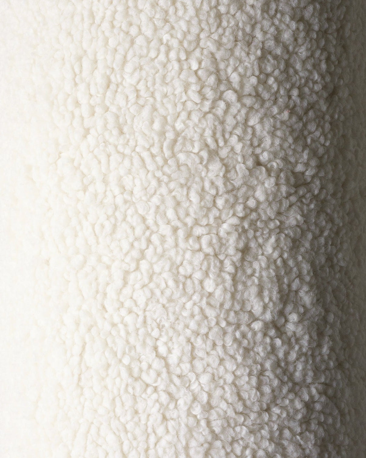 Close-up van de heerlijk zachte OEKO-TEX® gecertificeerde teddystof van het Wigiwama beerkussen in de kleur cream. Perfect voor een knusse, veilige kinderkamer.