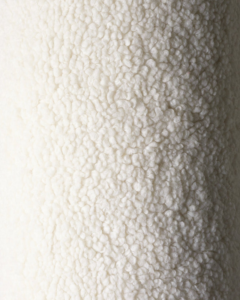 Close-up van de heerlijk zachte OEKO-TEX® gecertificeerde teddystof van het Wigiwama beerkussen in de kleur cream. Perfect voor een knusse, veilige kinderkamer.