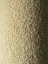 Close-up van de superzachte OEKO-TEX® gecertificeerde teddystof in matcha kleur, perfect voor het teddy sierkussen in de vorm van een beertje – een veilige en knusse keuze voor elke kinderkamer.