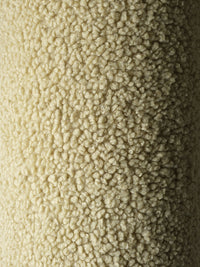 Close-up van de superzachte OEKO-TEX® gecertificeerde teddystof in matcha kleur, perfect voor het teddy sierkussen in de vorm van een beertje – een veilige en knusse keuze voor elke kinderkamer.