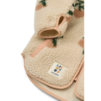 Detailfoto van het teddy Liewood jasje, de onderrand, de stof, het merk Liewood en de mouwen.