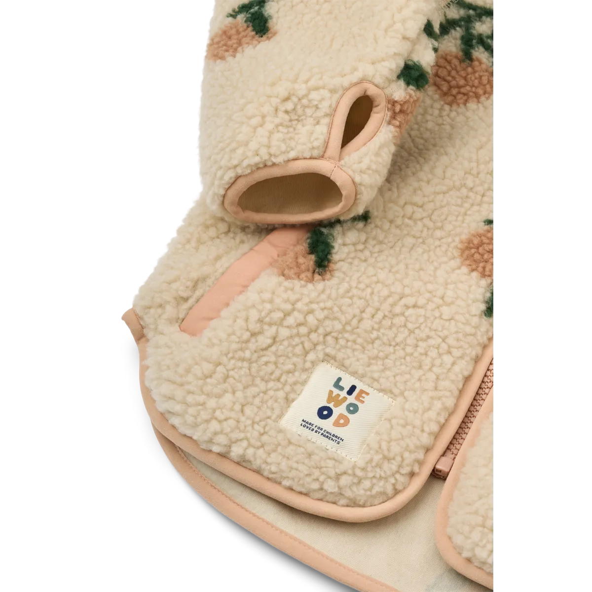 Detailfoto van het teddy Liewood jasje, de onderrand, de stof, het merk Liewood en de mouwen.