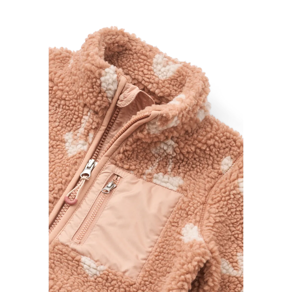 Detailfoto van de hals, rits en het zakje van het teddy Liewood jasje