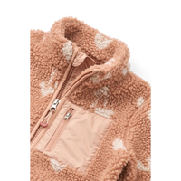 Detailfoto van de hals, rits en het zakje van het teddy Liewood jasje