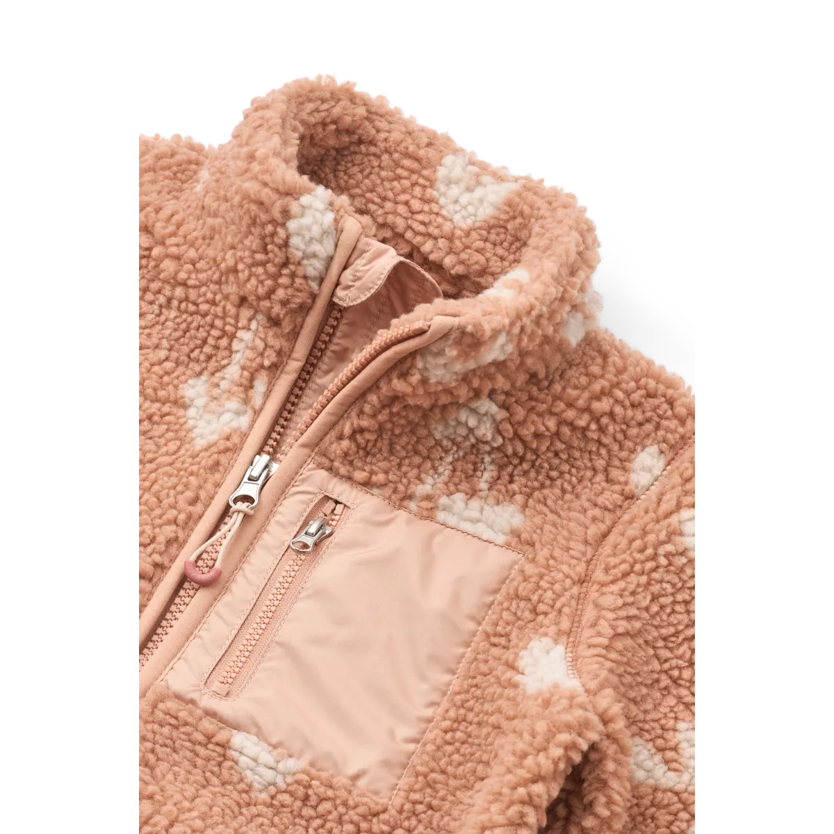 Detailfoto van de hals, rits en het zakje van het teddy Liewood jasje