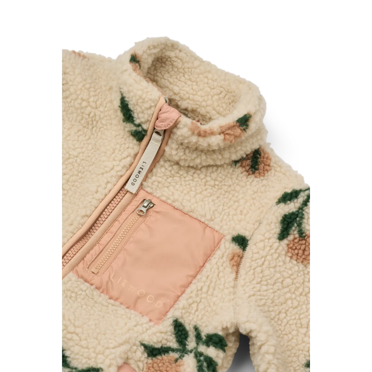 Creme jasje, detailfoto van de hals, de perzik kleur details en de teddy stof