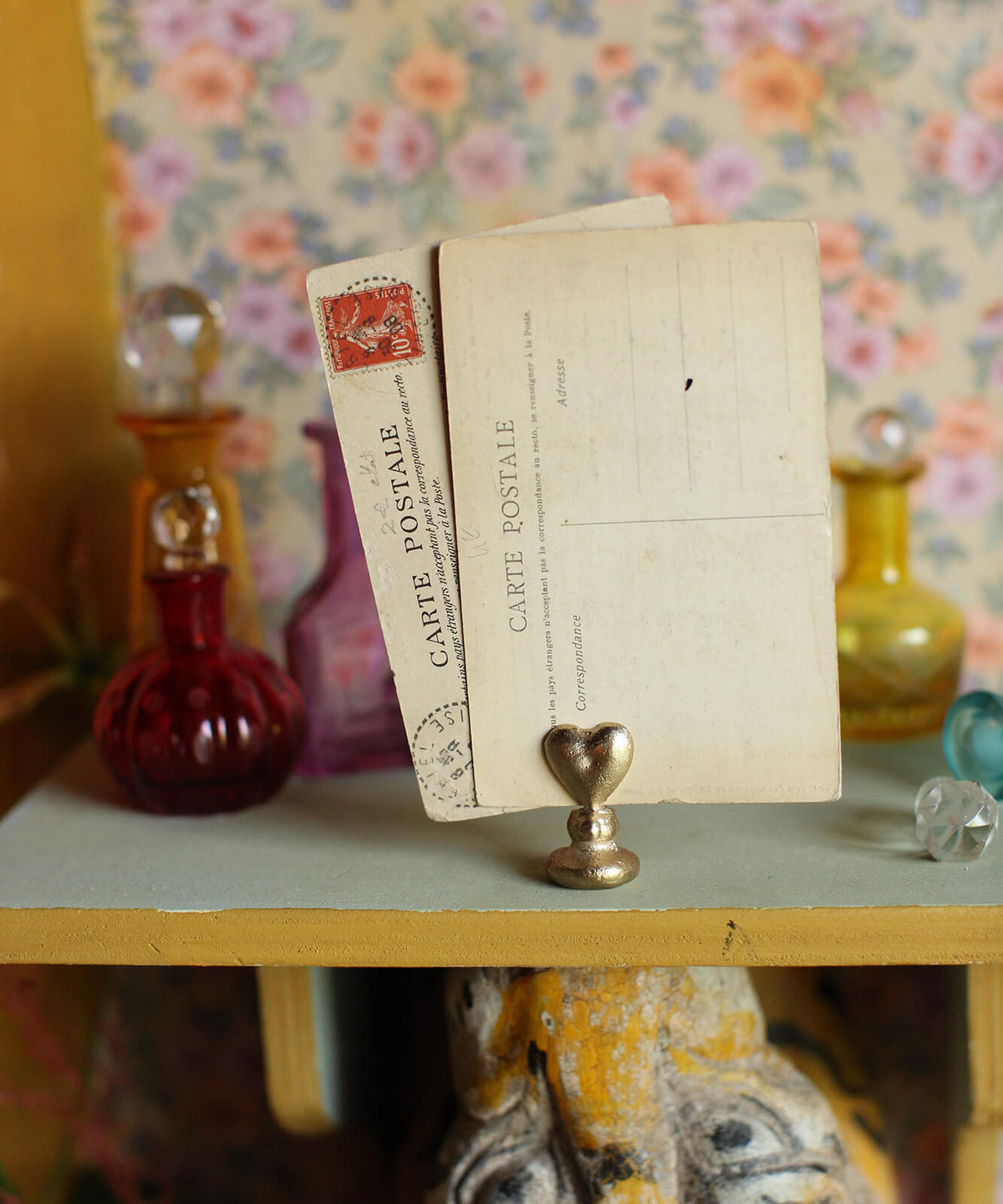 Sfeerbeeld van de messing kaarthouder van Doing Goods, met daarin 2 ouderwetse kaarten