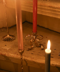 Set van meerdere kandelaars van Doing Goods. Van gerecycled messing, elk item is handgemaakt en uniek.