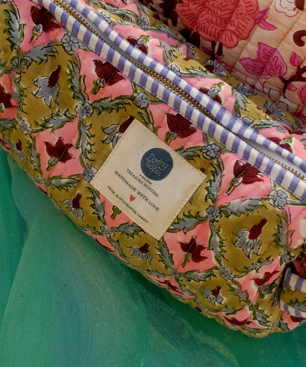 Detailfoto van het make-up tasje, vrolijke kleuren en lekker ruim.