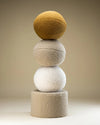 Artistieke compositie van Wigiwama teddy sierkussens in diverse kleuren, met de okergele maple bal bovenop. Een stijlvolle toevoeging aan elke kinderkamer of speelhoek.