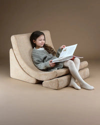 Dit is lekker lezen in die fijne ribstof loungestoel van Wigiwama, de perfecte fauteuil of stoel voor in de kinderkamer