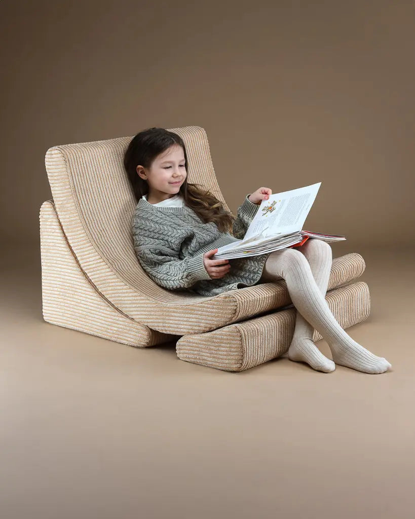Dit is lekker lezen in die fijne ribstof loungestoel van Wigiwama, de perfecte fauteuil of stoel voor in de kinderkamer