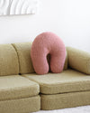 Het zachtroze Wigiwama sierkussen in guava pink springt eruit op een naturel groene teddy bank – een speelse combinatie die een moderne en gezellige sfeer creëert in de kinderkamer of woonkamer.
