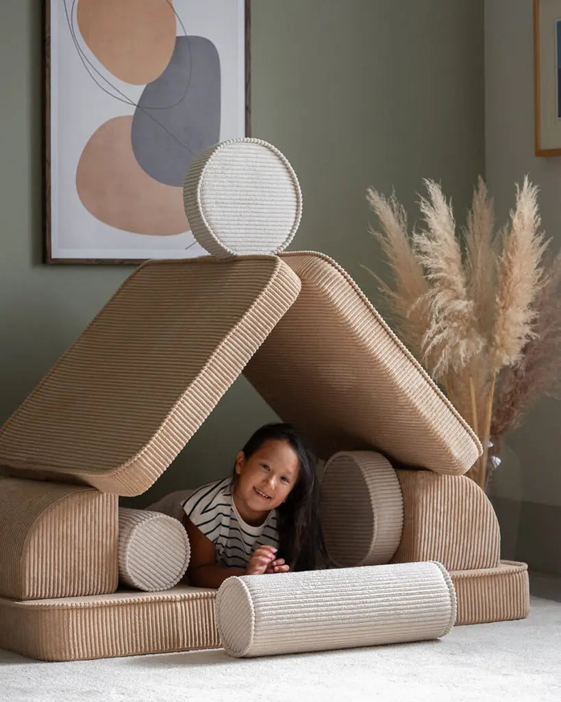 Hoe leuk is dit! Eerst is het een bank en die bouw je zomaar om tot een hut. Perfect voor heel veel speelplezier in de kinderkamer